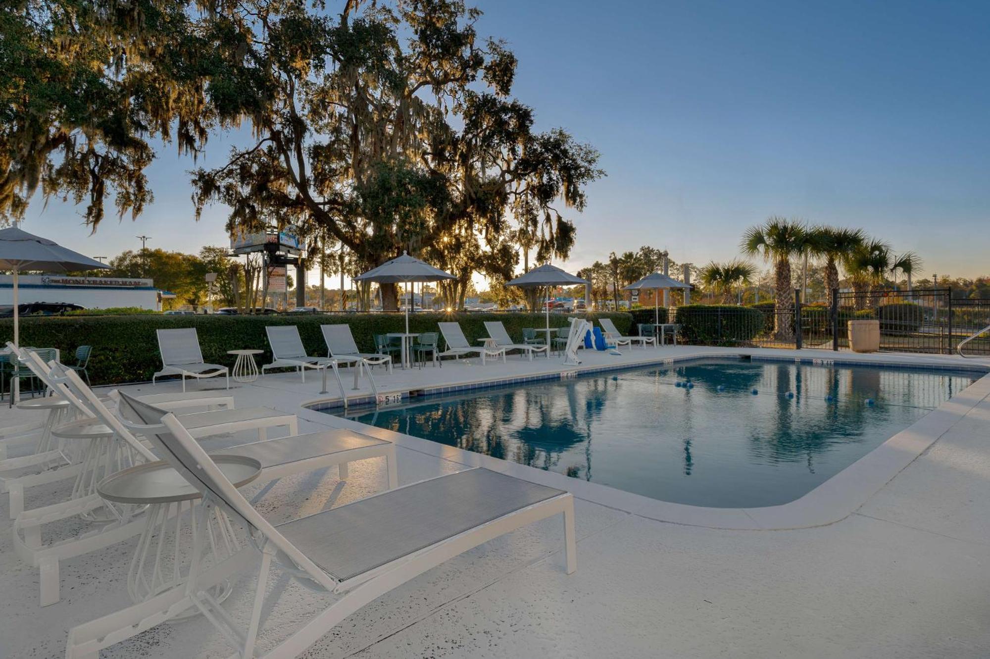 Spark By Hilton Savannah Midtown Exterior foto